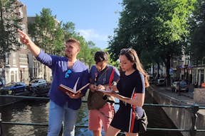 Hráči během hledání pokladu v Amsterdamu