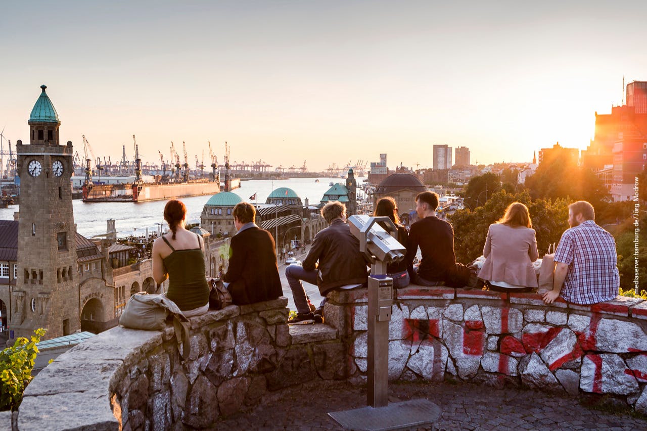 Uitzicht vanaf Stintfang over de landingsbruggen bij de haven