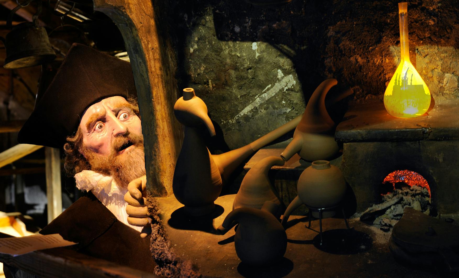 一位惊讶的男子在昏暗、质朴的环境中，在拐角处窥视着形状独特的陶器。