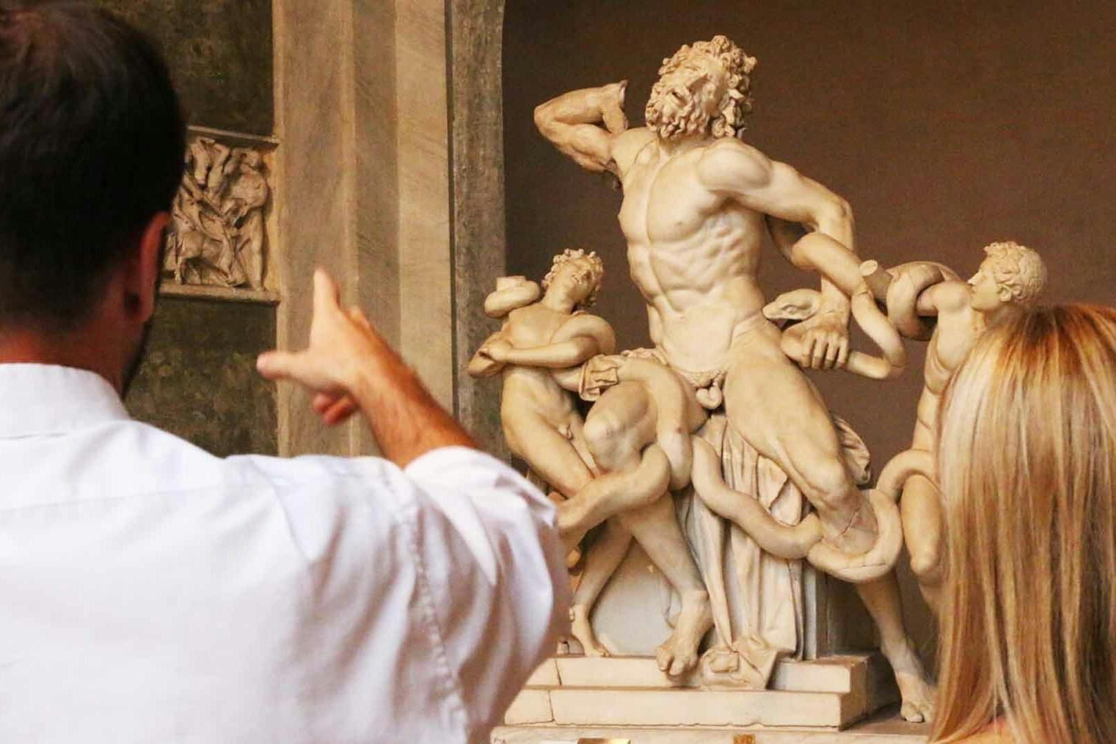 古代の傑作であるラオコーンは、トロイの木馬の司祭とその息子たちがヘビと激しく闘っている様子を描いています。