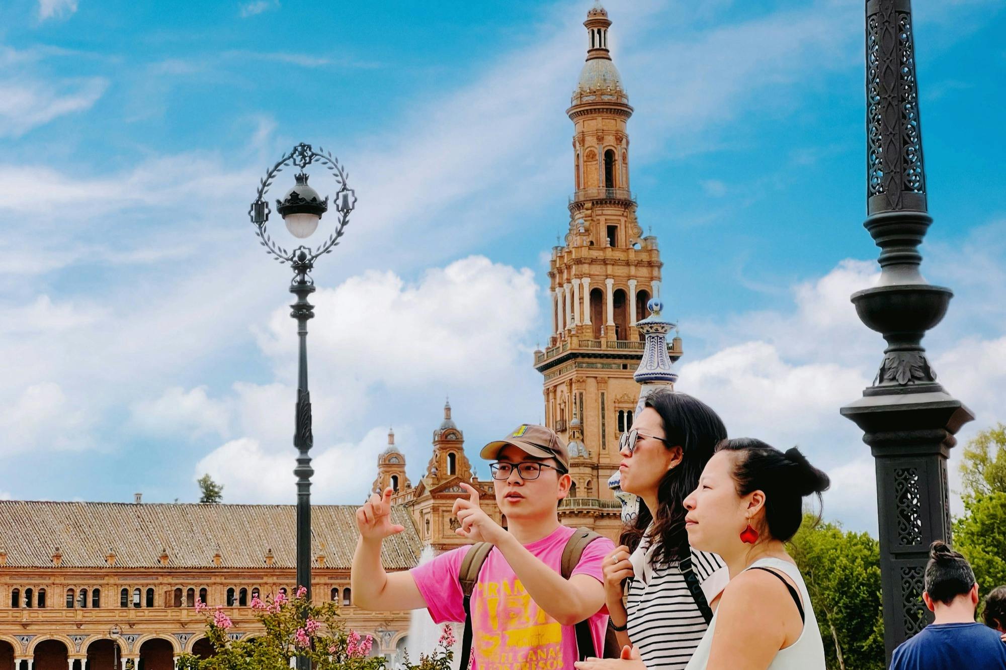 Guiden forklarer Plaza de España for gruppen