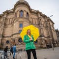 Ein Edinburgher Bierreiseführer vor einem historischen Gebäude