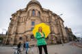 Una guida turistica della birra di Edimburgo davanti a un edificio storico