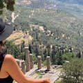 Invité observant le site archéologique de Delphes depuis le ciel