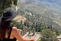 Gast bekijkt de archeologische site van Delphi van bovenaf