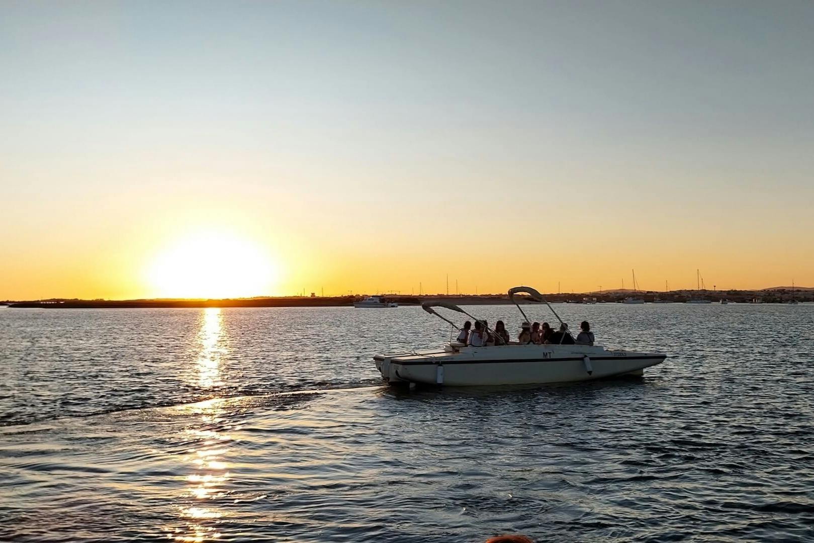 알가르브의 리아포르모사에서 즐기는 석양의 보트 투어 (파루 정박지 출발)