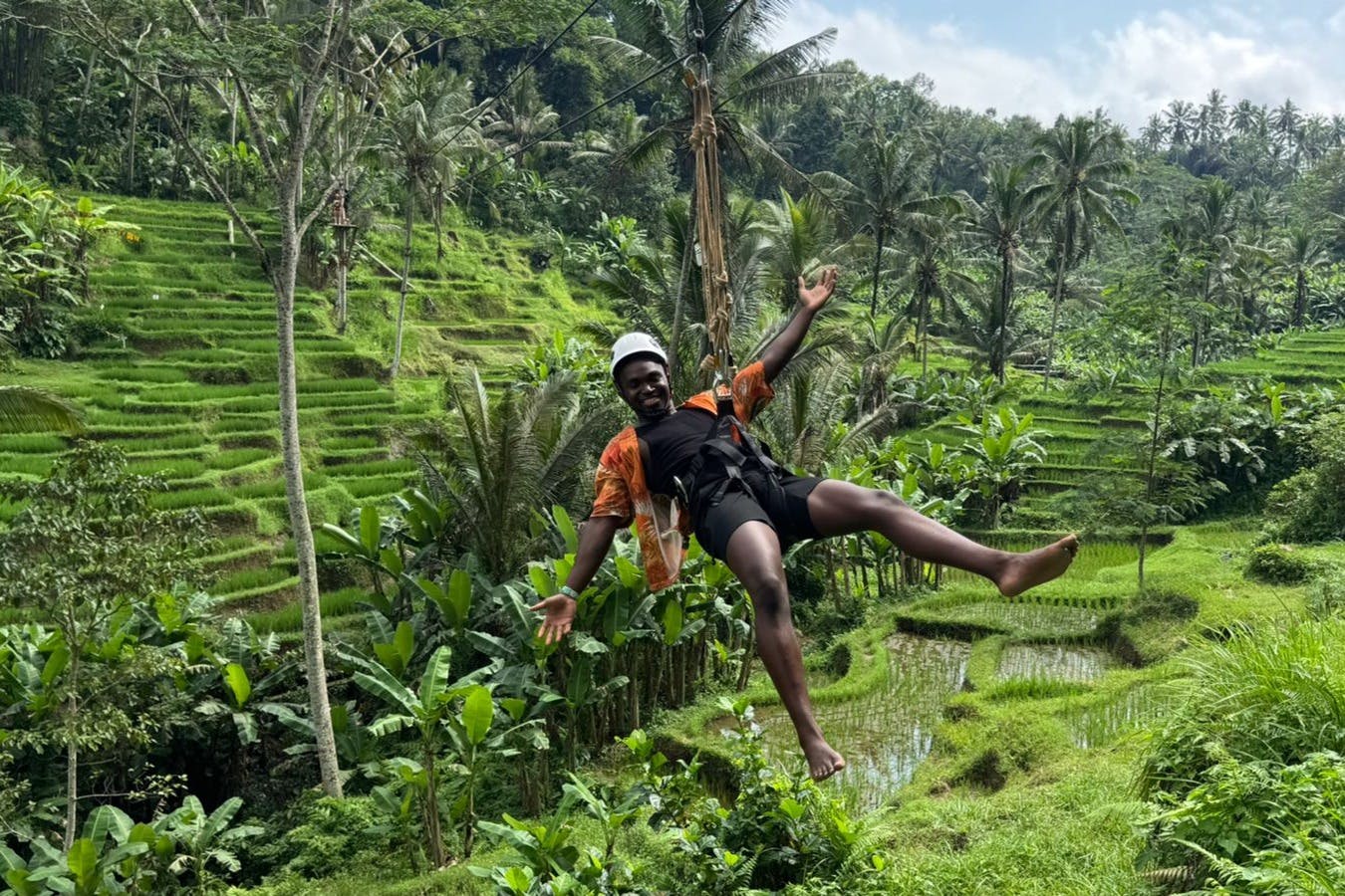 緑の田畑を見下ろすジップライン