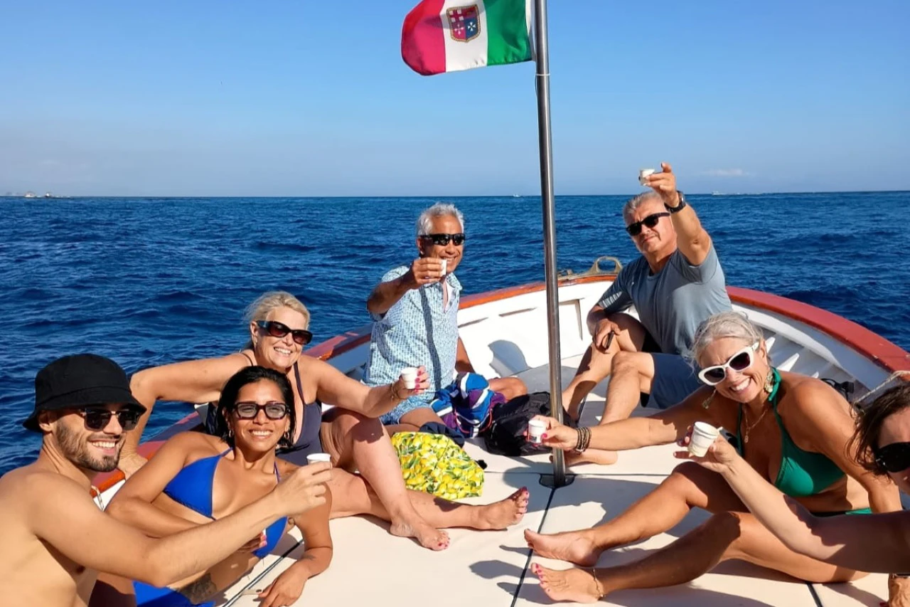 Capri: Small Group Boat Tour + Snacks & Drinks