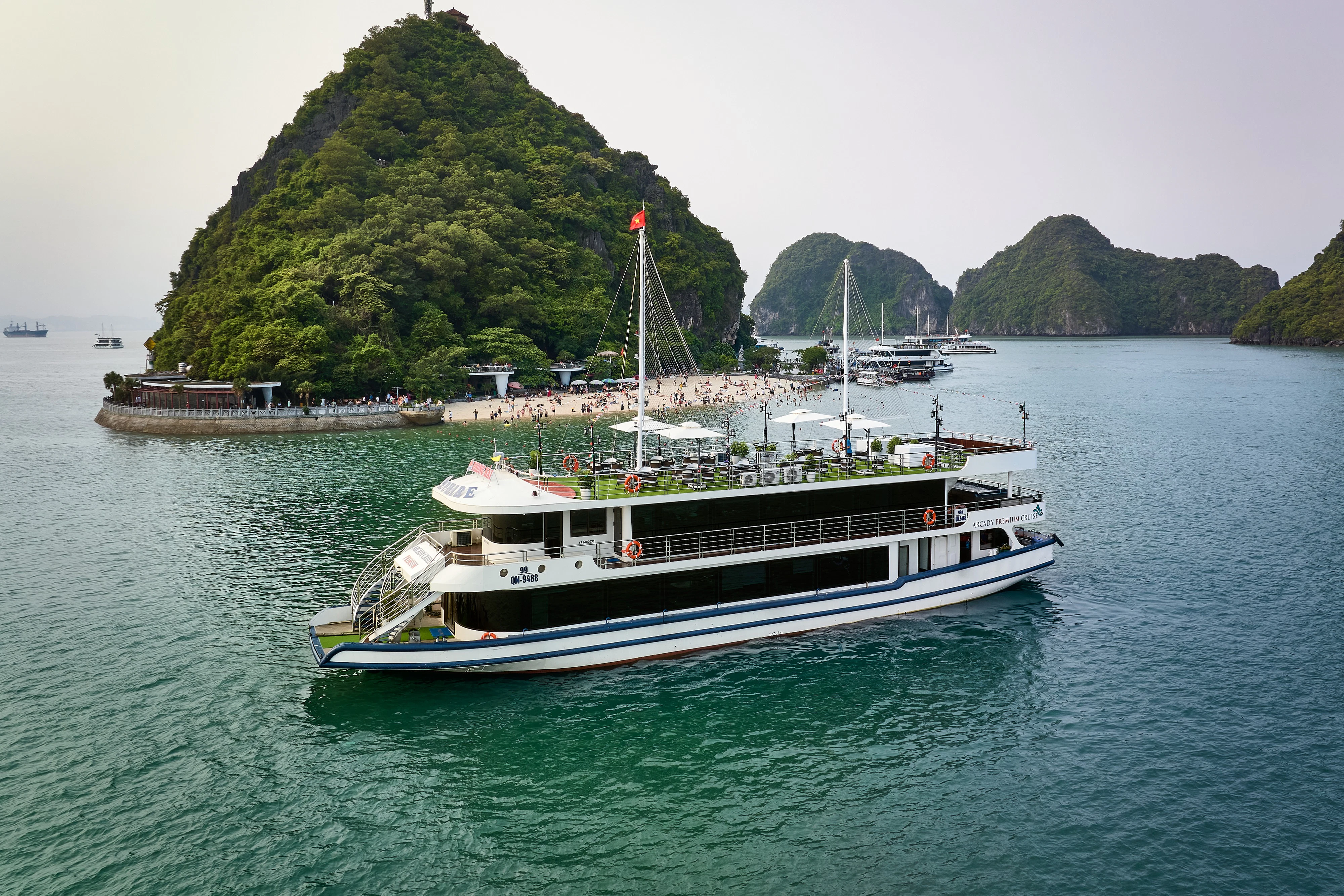 Hạ Long Bay: Full-Day Arcady Cruise + Lunch