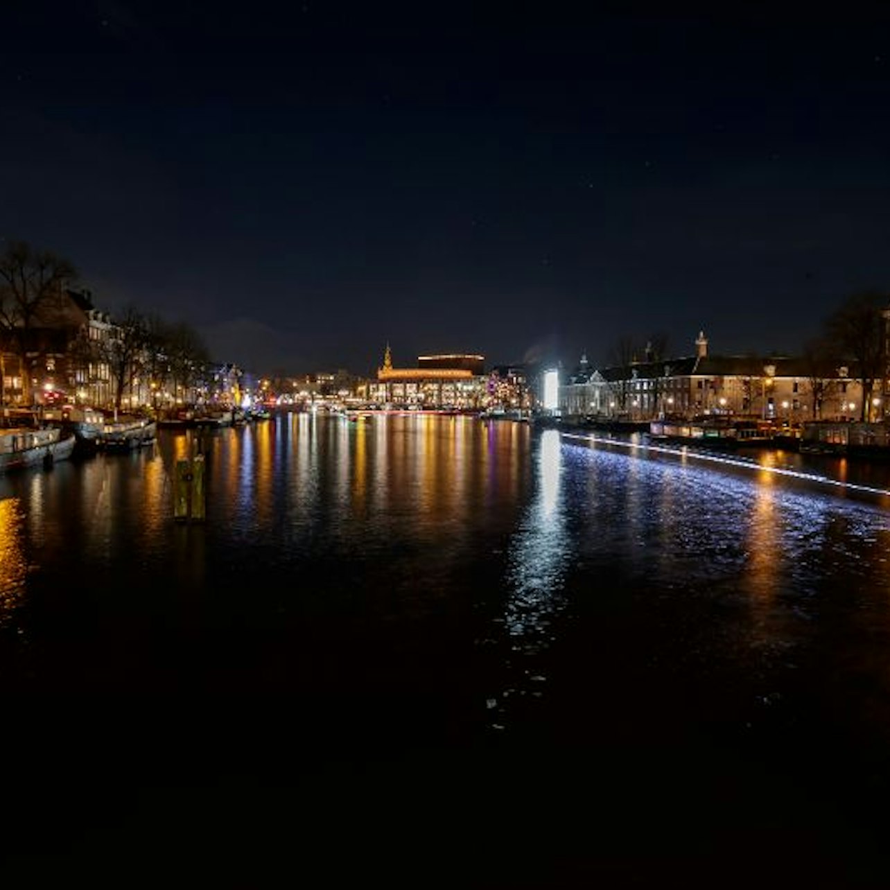 Amsterdam: Lovers Crociera notturna sul canale dalla stazione centrale - Alloggi in Amsterdam