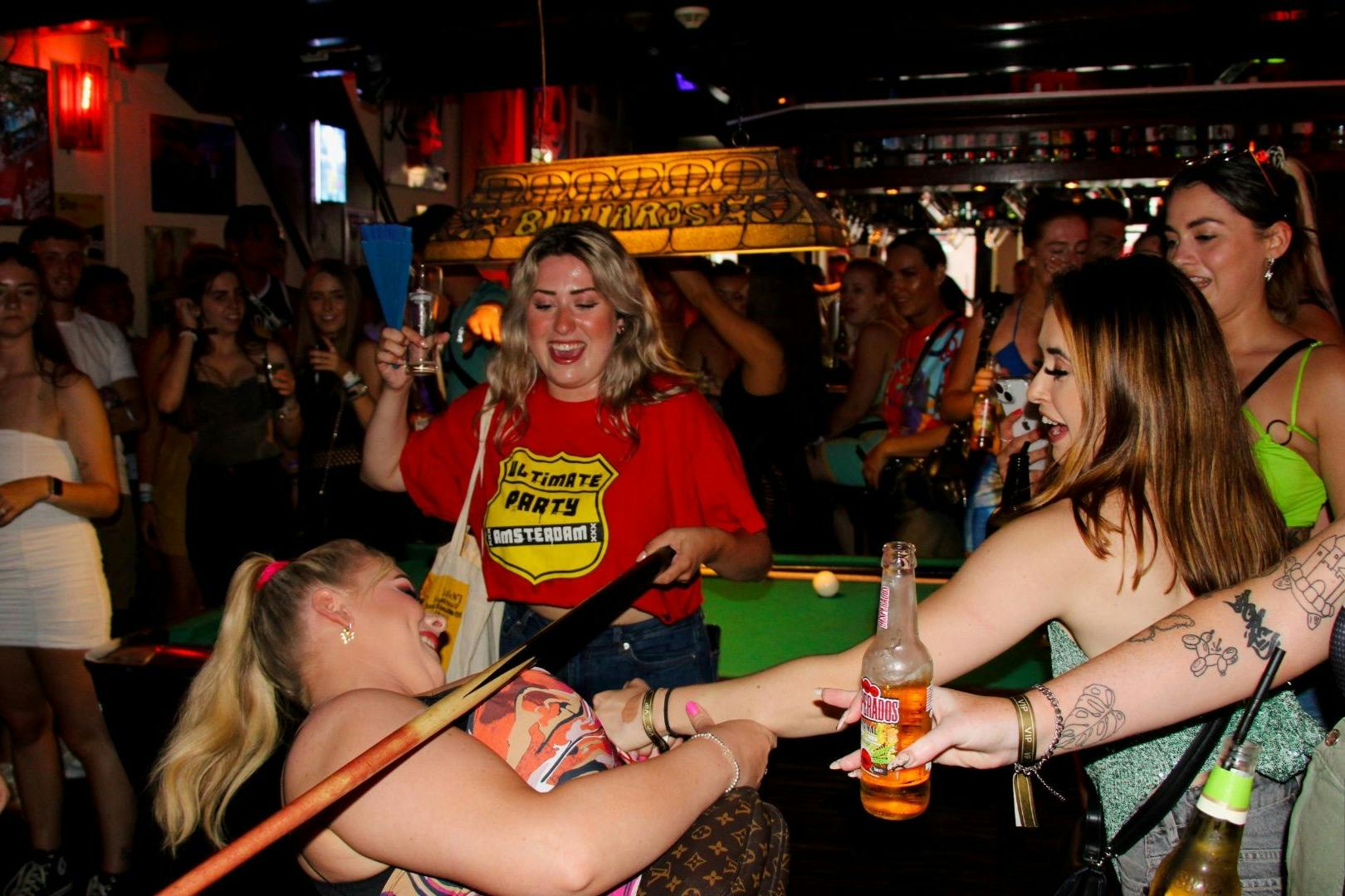 一张酒吧串游团与我们的一名工作人员玩耍的照片。