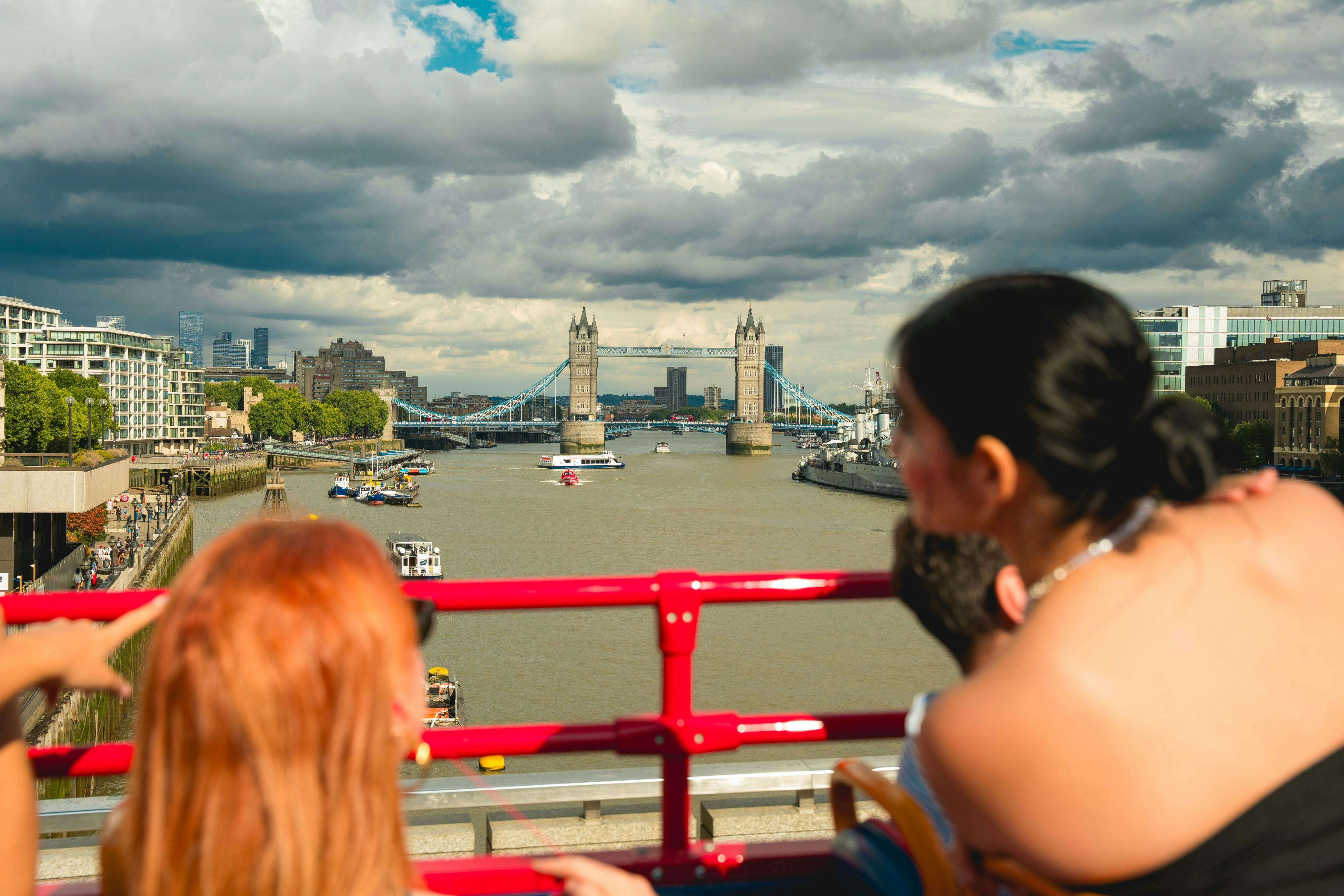 London: Roundtrip Uber Boat & 1-Day Hop-on Hop-off Bus Pass