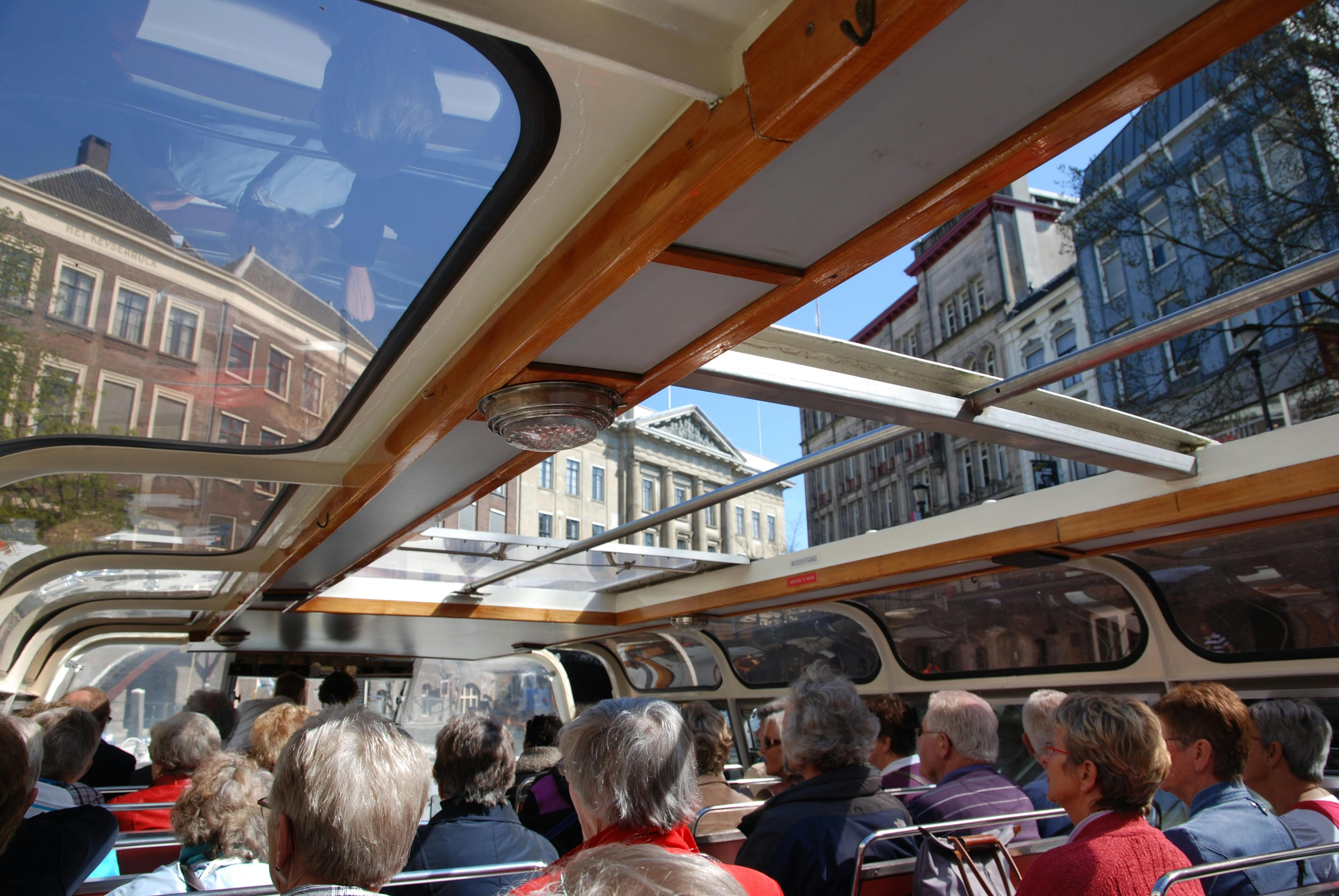 天気のいい日には、オープントップのバスに乗って歴史的建造物を眺めている人々のグループ。