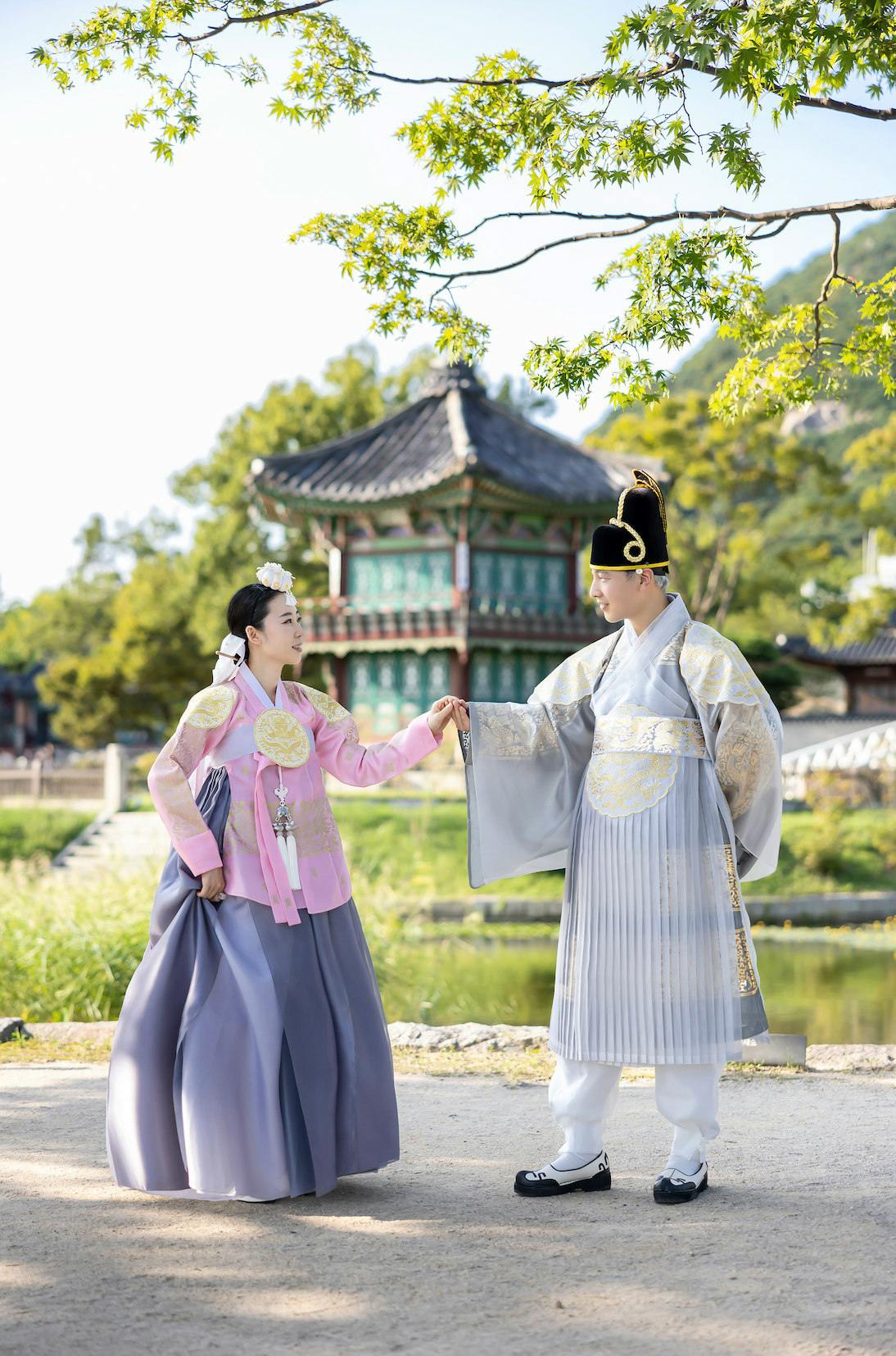 Hanbok That Day: Outdoor Photoshoot with Premium Hanbok Rental & Makeup Service - Photo 9