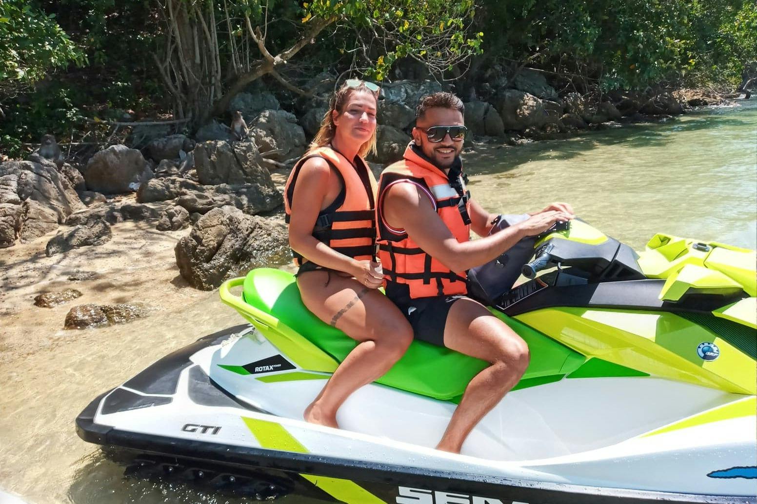 Ακολουθήστε έμπειρους οδηγούς για μια ασφαλή και απολαυστική συνάντηση με την άγρια φύση.