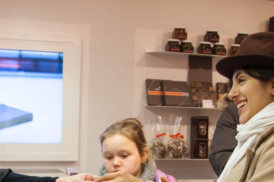 Clientes en una tienda de chocolates