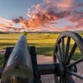 Canon apuntando a un campo de batalla de Gettysburg