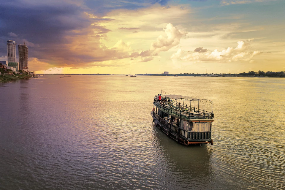 Enjoy watching sunset cruise on the lakes before back to the city.