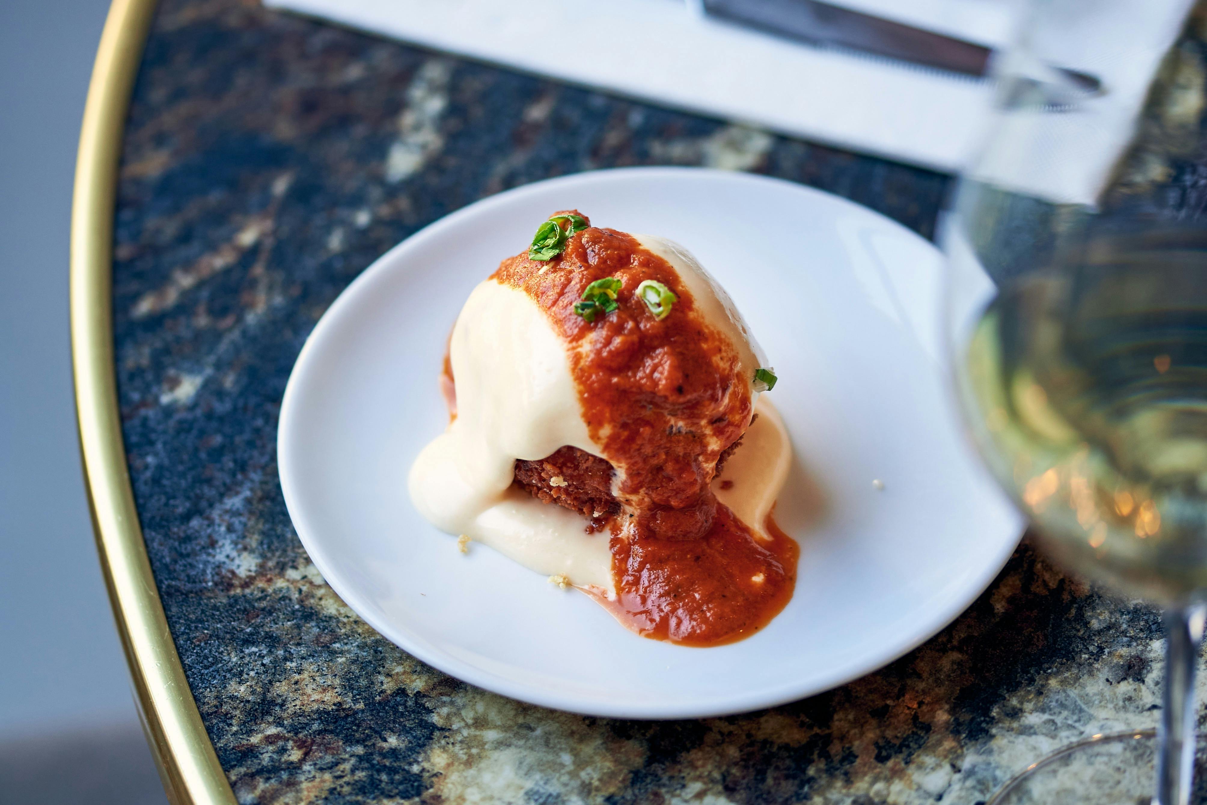Tapas espagnols sur une assiette blanche.