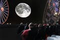 toeschouwers in het adler planetarium genieten van een projectie van de maan en de sterren