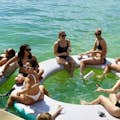 Διασκέδαση Sunny float: Μοιραστείτε χαμόγελα σε ένα μεγάλο φουσκωτό, απαθανατίστε ξέγνοιαστες στιγμές σε ηλιόλουστα νερά, συμβολίζοντας τη χαλάρωση.
