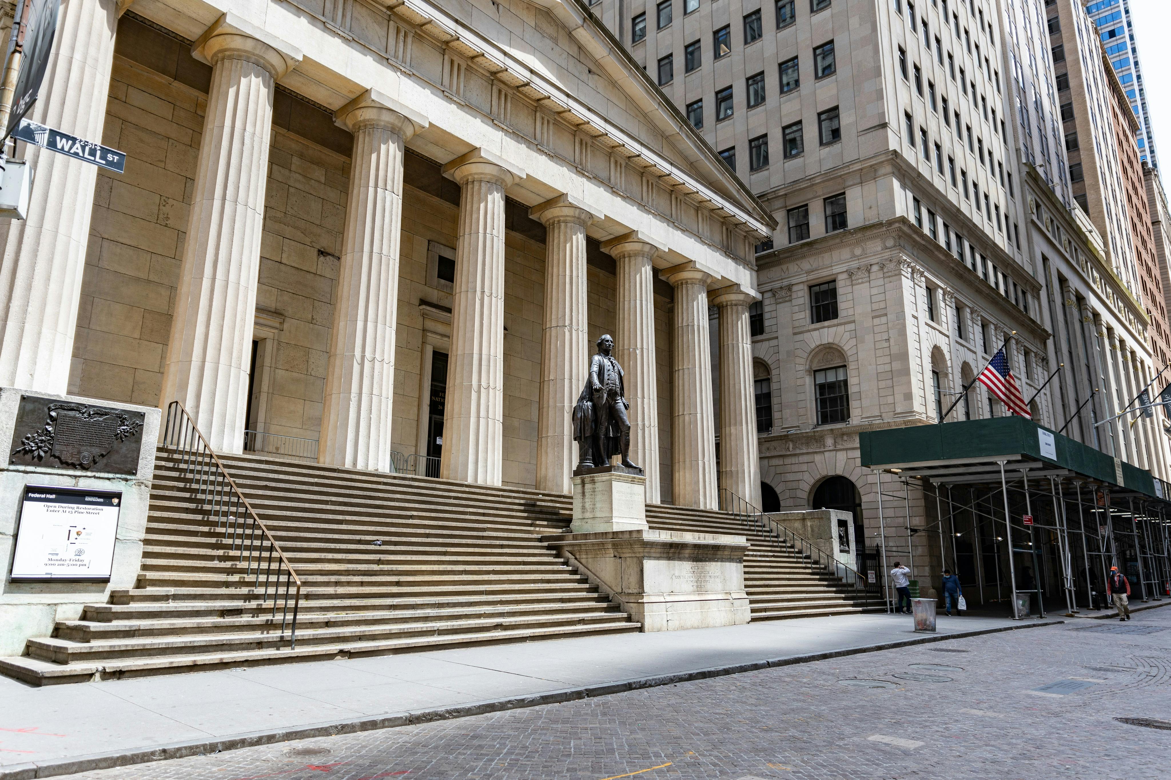 상징적인 조지 워싱턴 기념비가 있는 페더럴 홀의 매혹적인 이미지입니다.