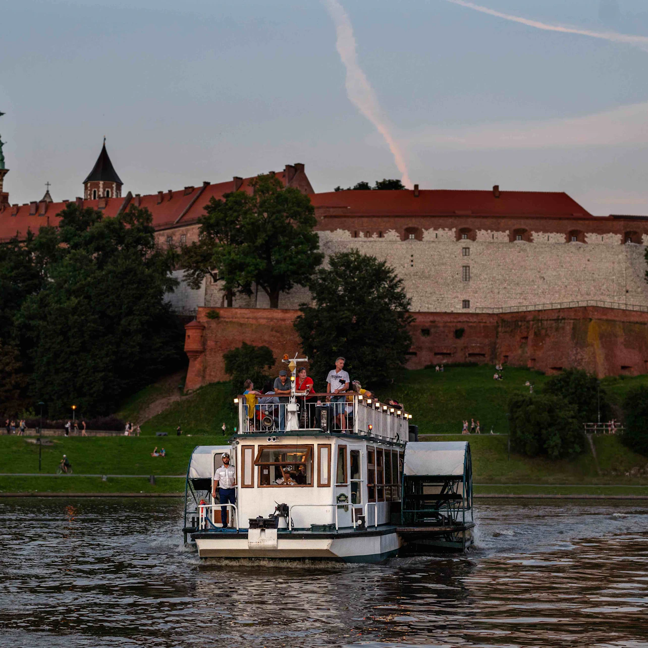 Krakow: Night Vistula River Cruise with Live Guide in Krakow β Tiqets