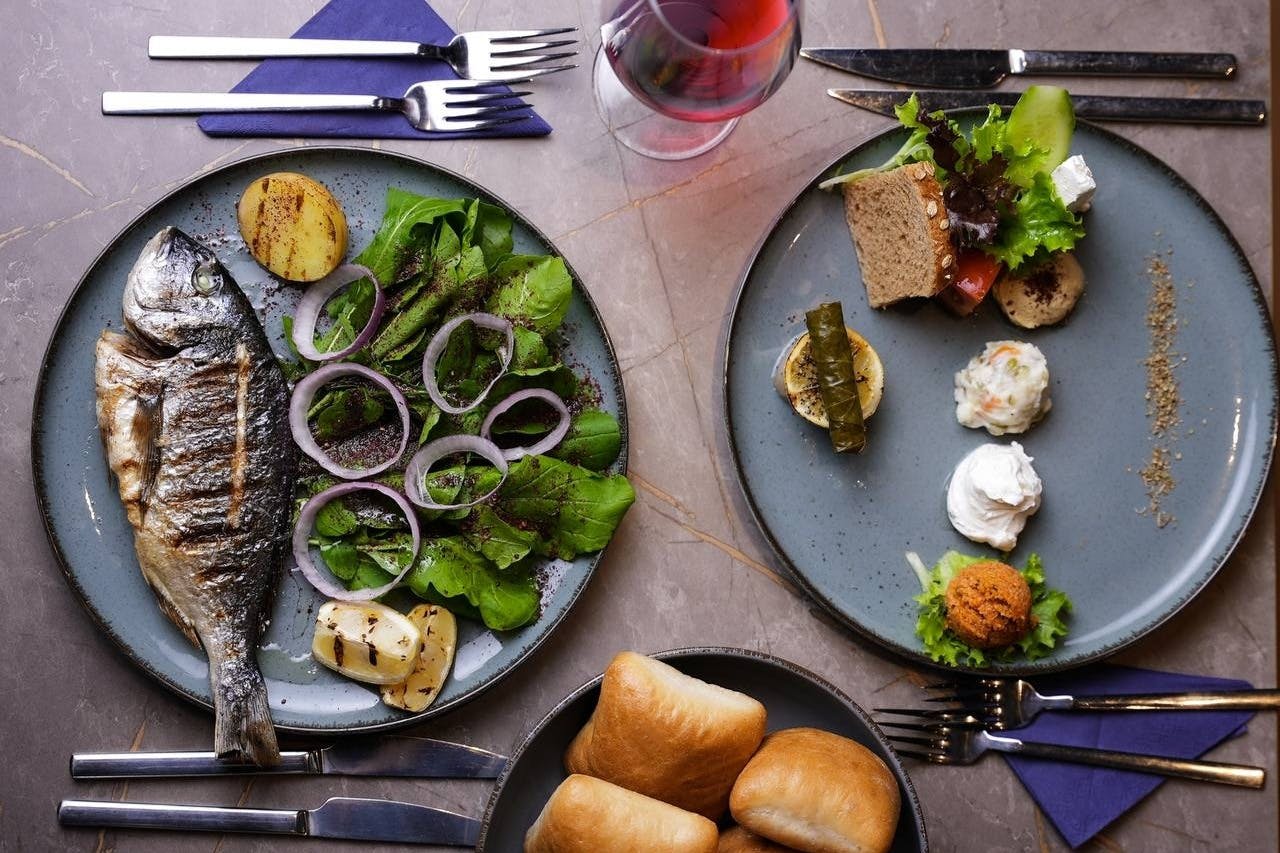 壮观的博斯普鲁斯海峡概念之夜晚餐游轮