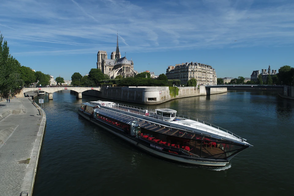 Paris, by its most beautiful avenue, the Seine