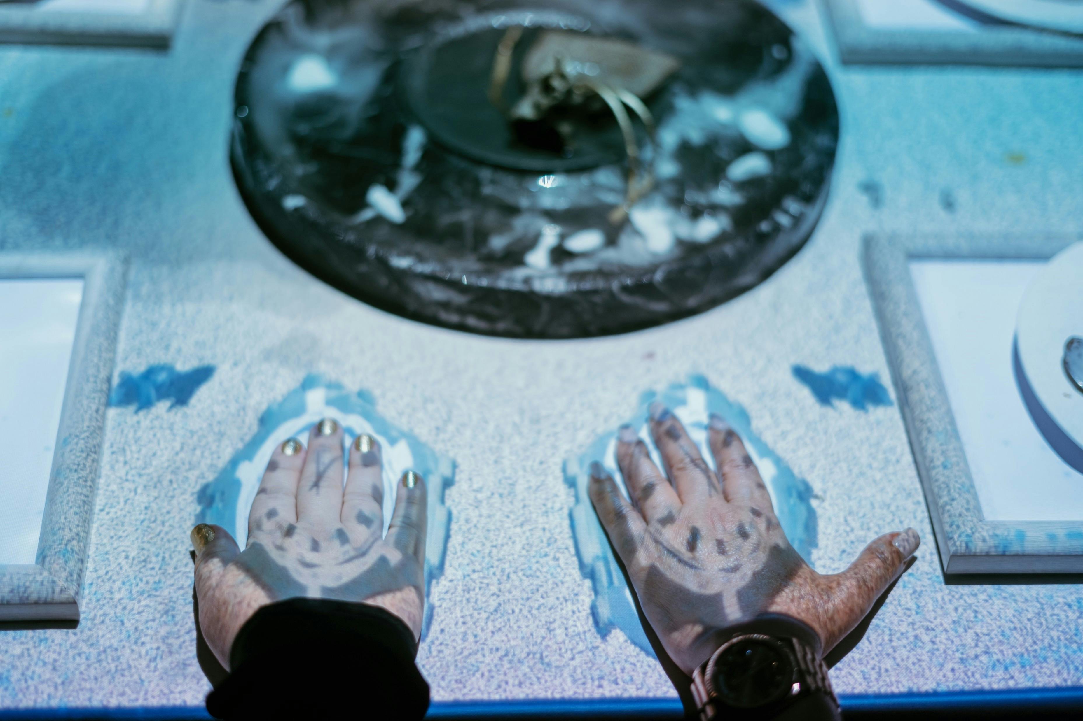 Οι επισκέπτες αλληλεπιδρούν με τις προβολές τραπεζιού στην καθηλωτική γαστρονομική έκθεση Seven Paintings.