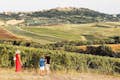 Familie bezoekt wijngaarden met uitzicht op Montepulciano