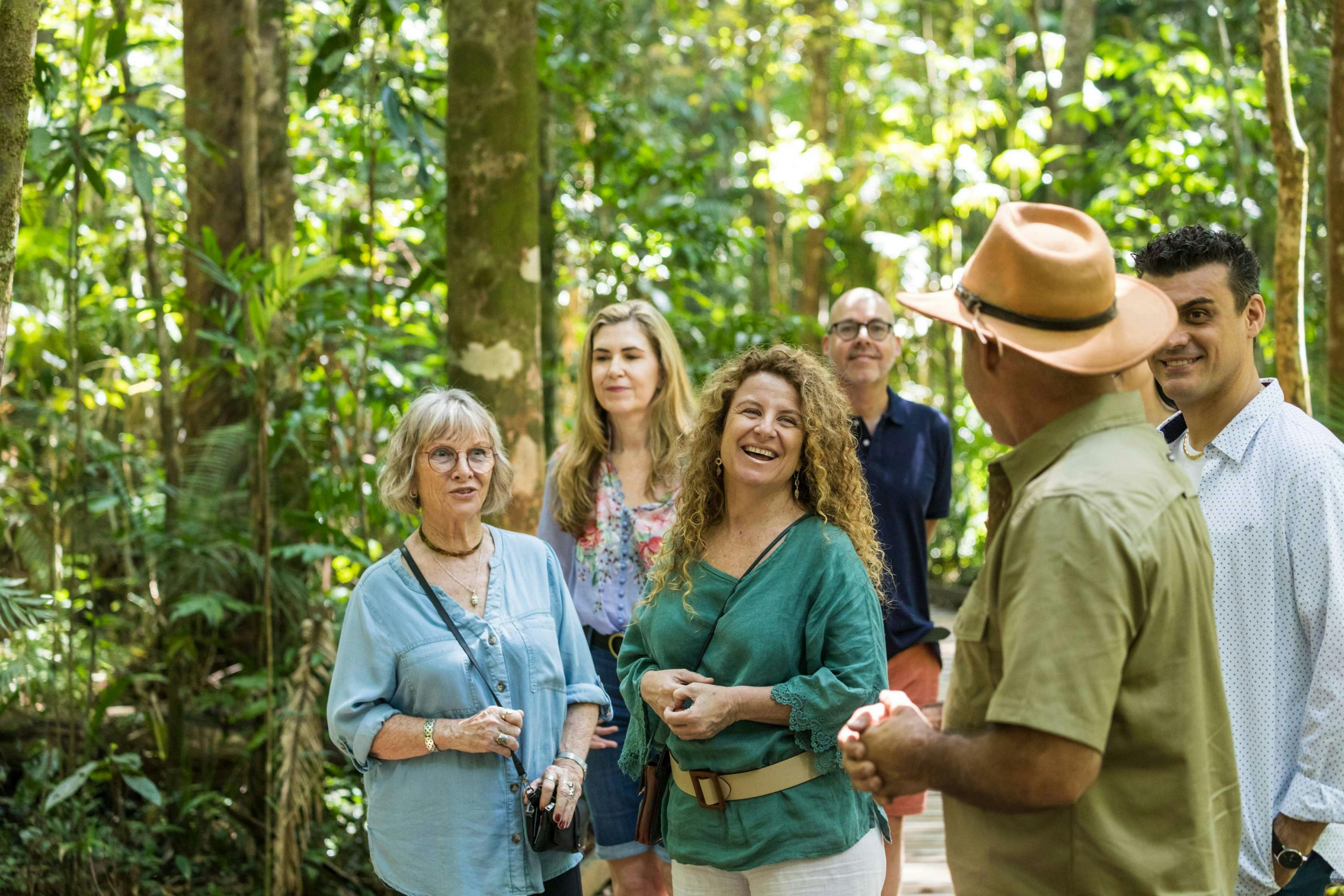 빌리 티 사파리 가이드와 함께 데인트리 열대우림의 동식물에 대해 알아보세요