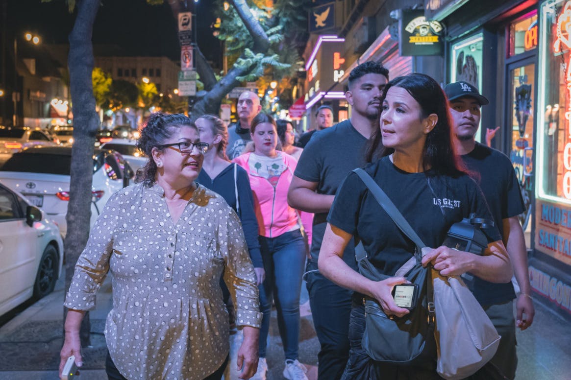 导游带领房客在街上漫步。