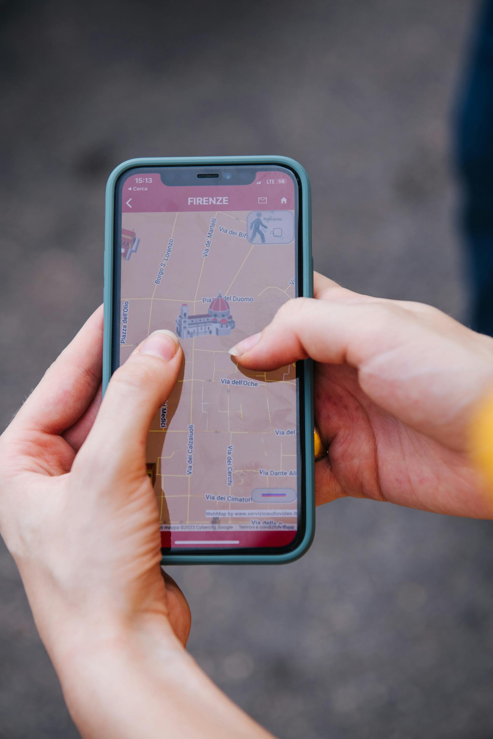 スマートフォンでフィレンツェ（フィレンツェ）の地図を操作し、親指を使ってズームインまたはズームアウトします。