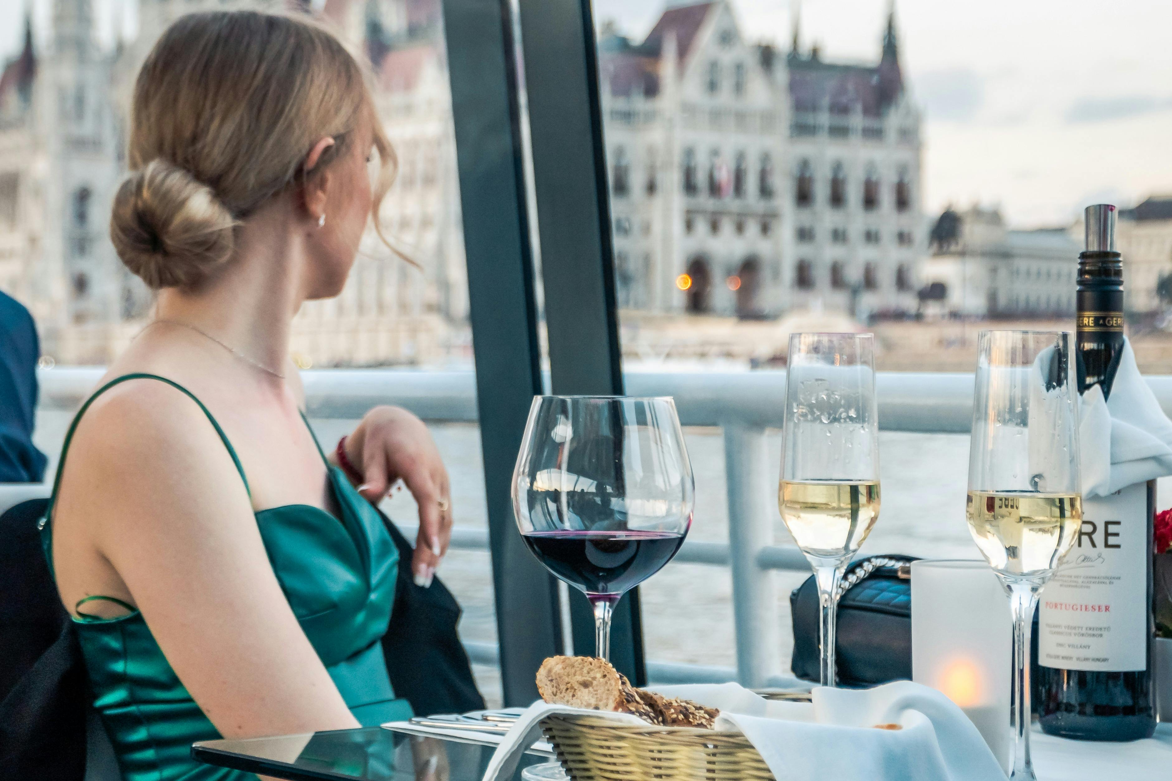 Budapest: Dinner Cruise + 1 Drink + Live Music 3