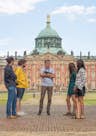 Guía y grupo de Potsdam en el Palacio Nuevo de Potsdam