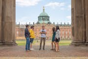 Potsdam-guide og gruppe på det nye palads i Potsdam