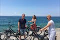 In bicicletta ad Atene in riva al mare