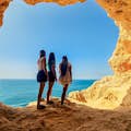 3 nenes mirant a la distància des de la cova de nines