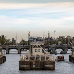 Amsterdam: Guided Canal Cruise in German + Unlimited Drinks 3