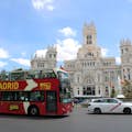Een grote bus rijdt langs het Cybele paleis in Madrid