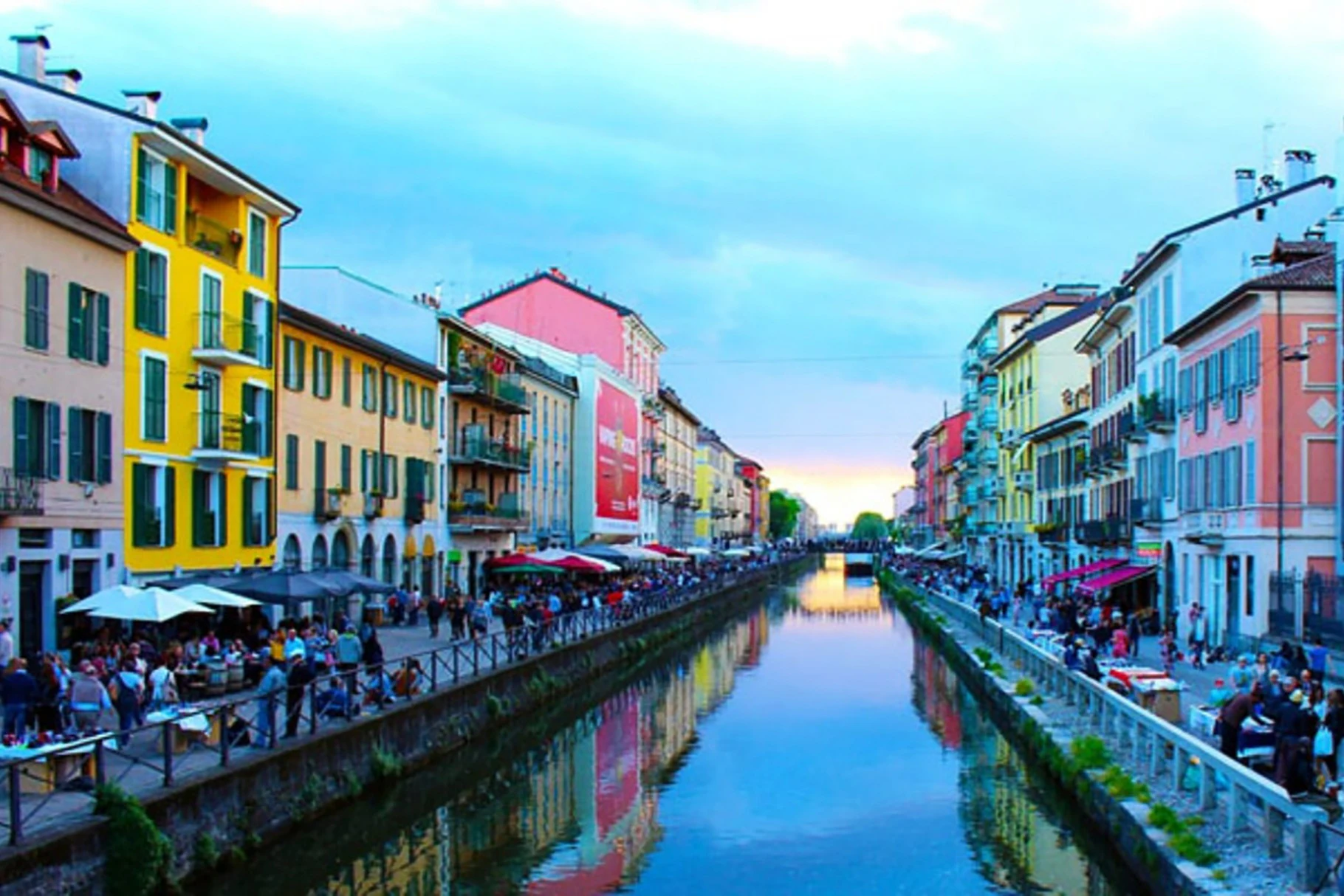 Aperitif by boat on the Navigli
