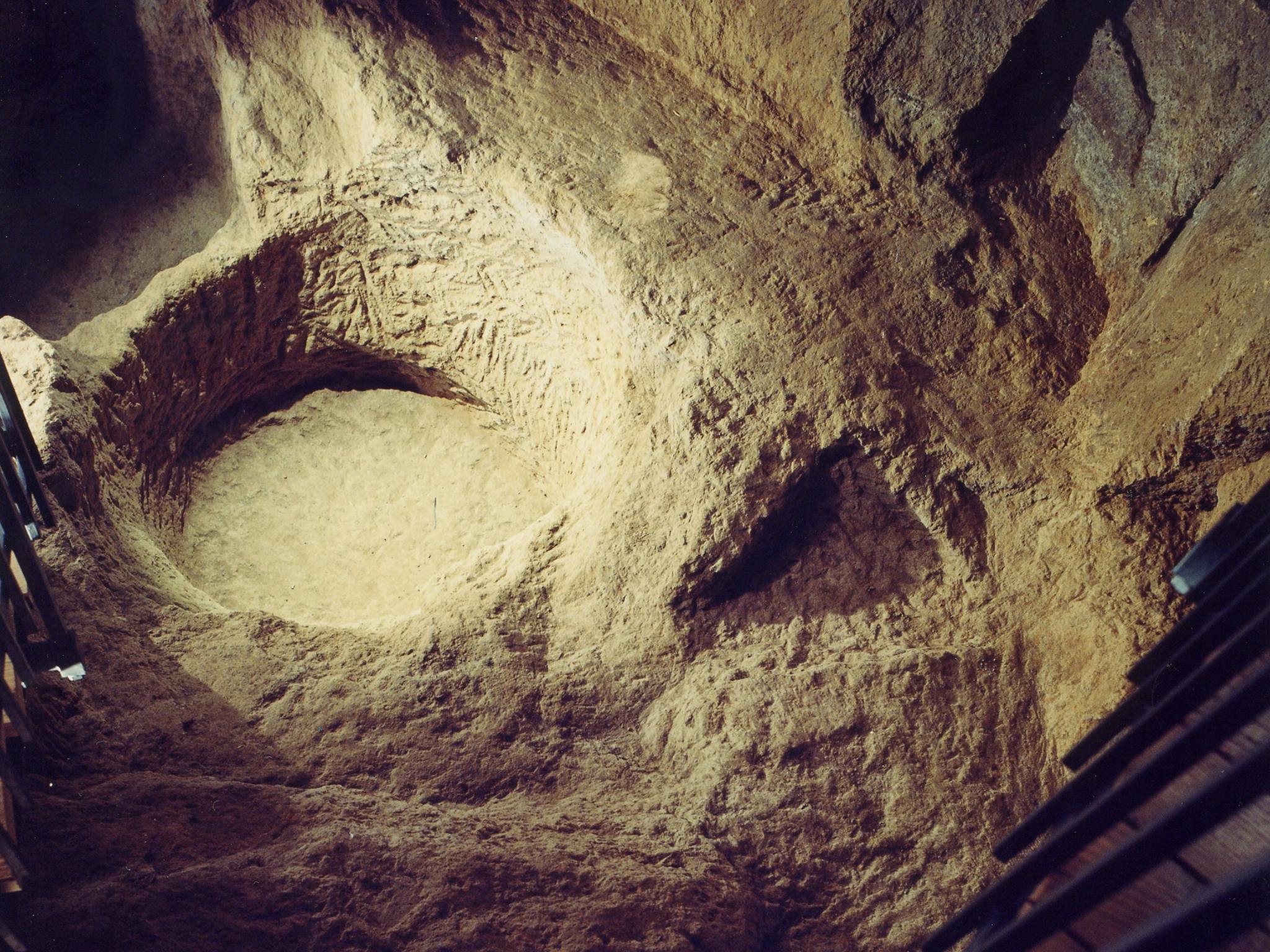 Колодец «номер 2» внутри большой пещеры