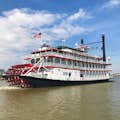 新奥尔良市的河船在密西西比河上巡航