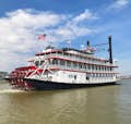 Das Flussschiff CITY of NEW ORLEANS fährt auf dem Mississippi