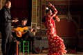 Ballerina di flamenco e musicisti che si esibiscono al Torres Bermejas di Madrid