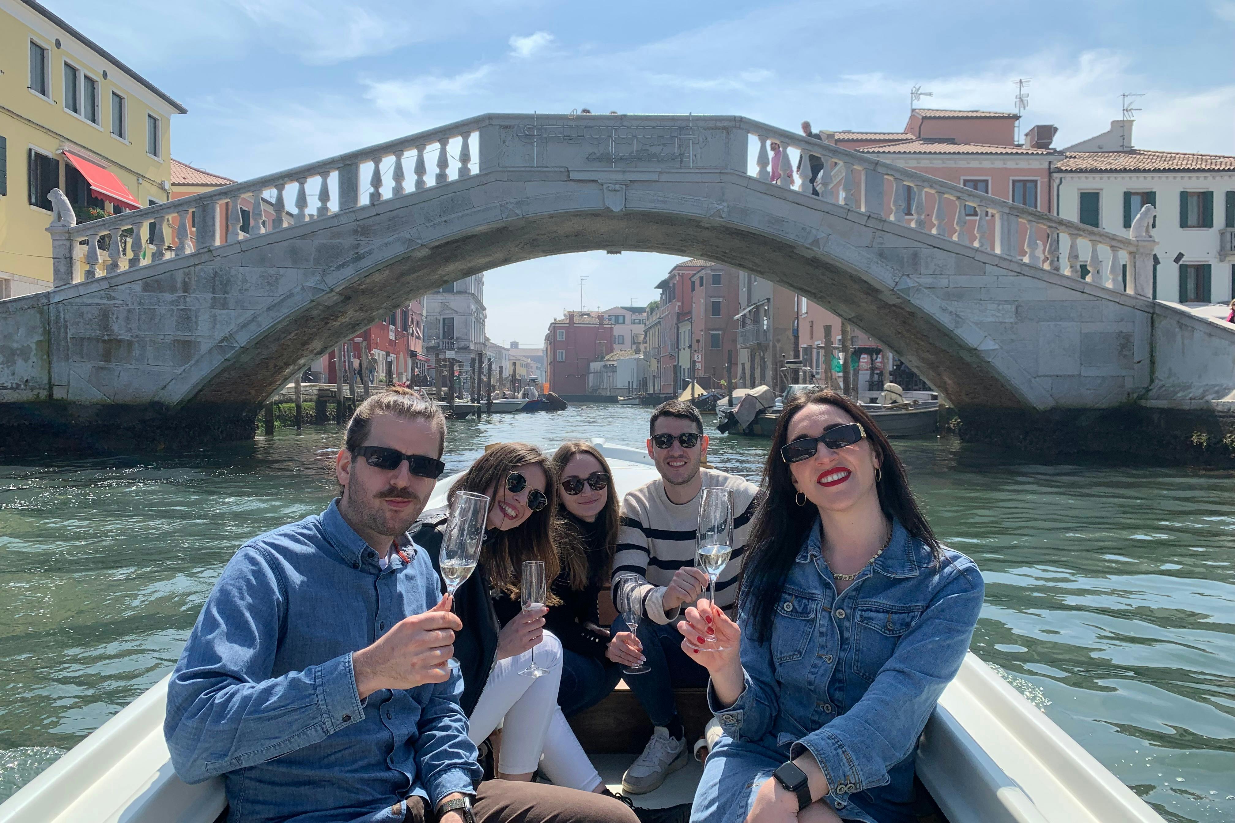 Groep gelukkige vrienden voor de brug van Vigo
