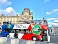 Autobús Tootbus de París de dos pisos con los colores de Francia pasando por el Louvre.