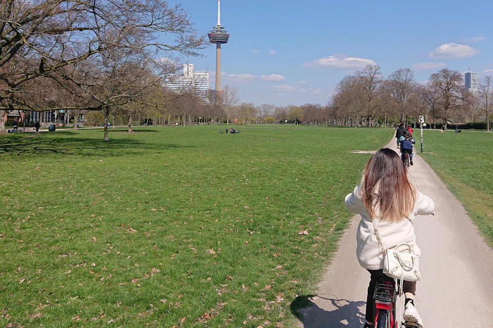 Cycling through the so-called Green Belt, the largest park in Cologne
