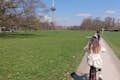 Jízda na kole přes takzvaný Zelený pás, největší park v Kolíně nad Rýnem
